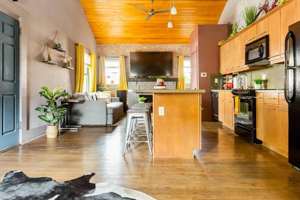 2Br Home W Parking Downtown Charm In Full Bloom! 土桑 外观 照片