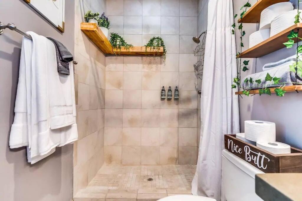 2Br Home W Parking Downtown Charm In Full Bloom! 土桑 外观 照片