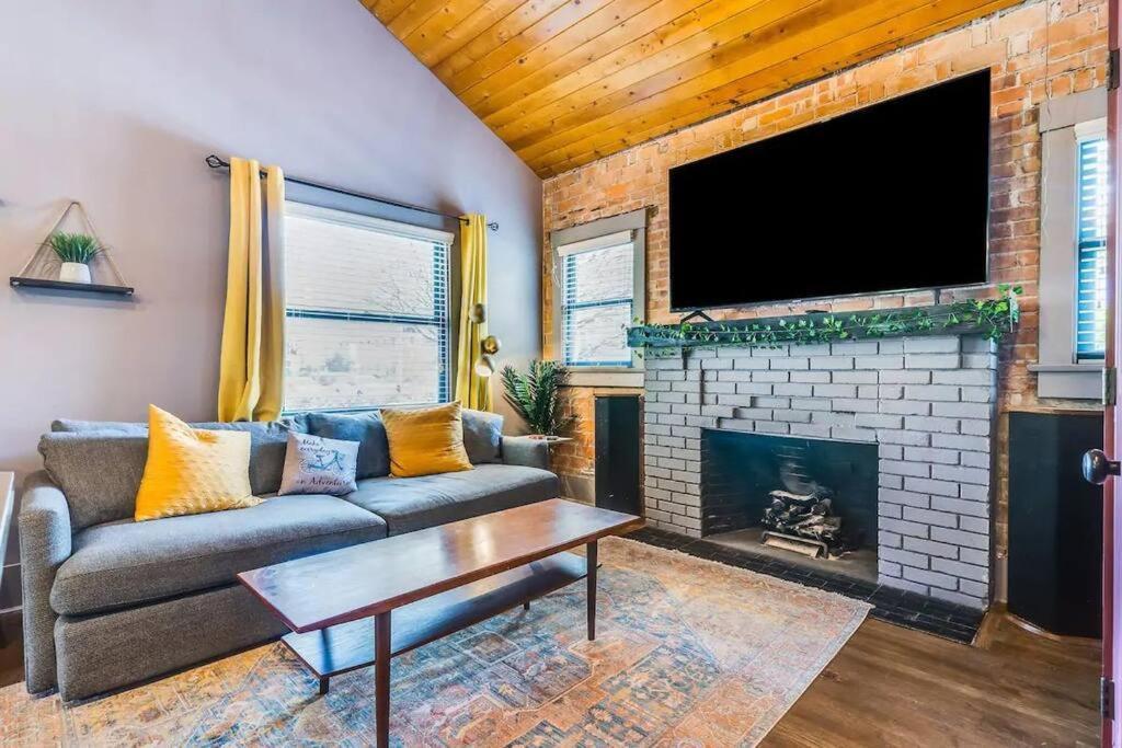 2Br Home W Parking Downtown Charm In Full Bloom! 土桑 外观 照片