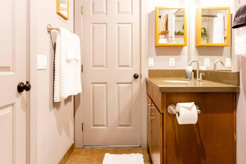 2Br Home W Parking Downtown Charm In Full Bloom! 土桑 外观 照片
